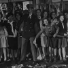Frank Sinatra actúa para fans enloquecidas en 1942